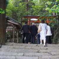 祇園神社参道参拝の様子の画像
