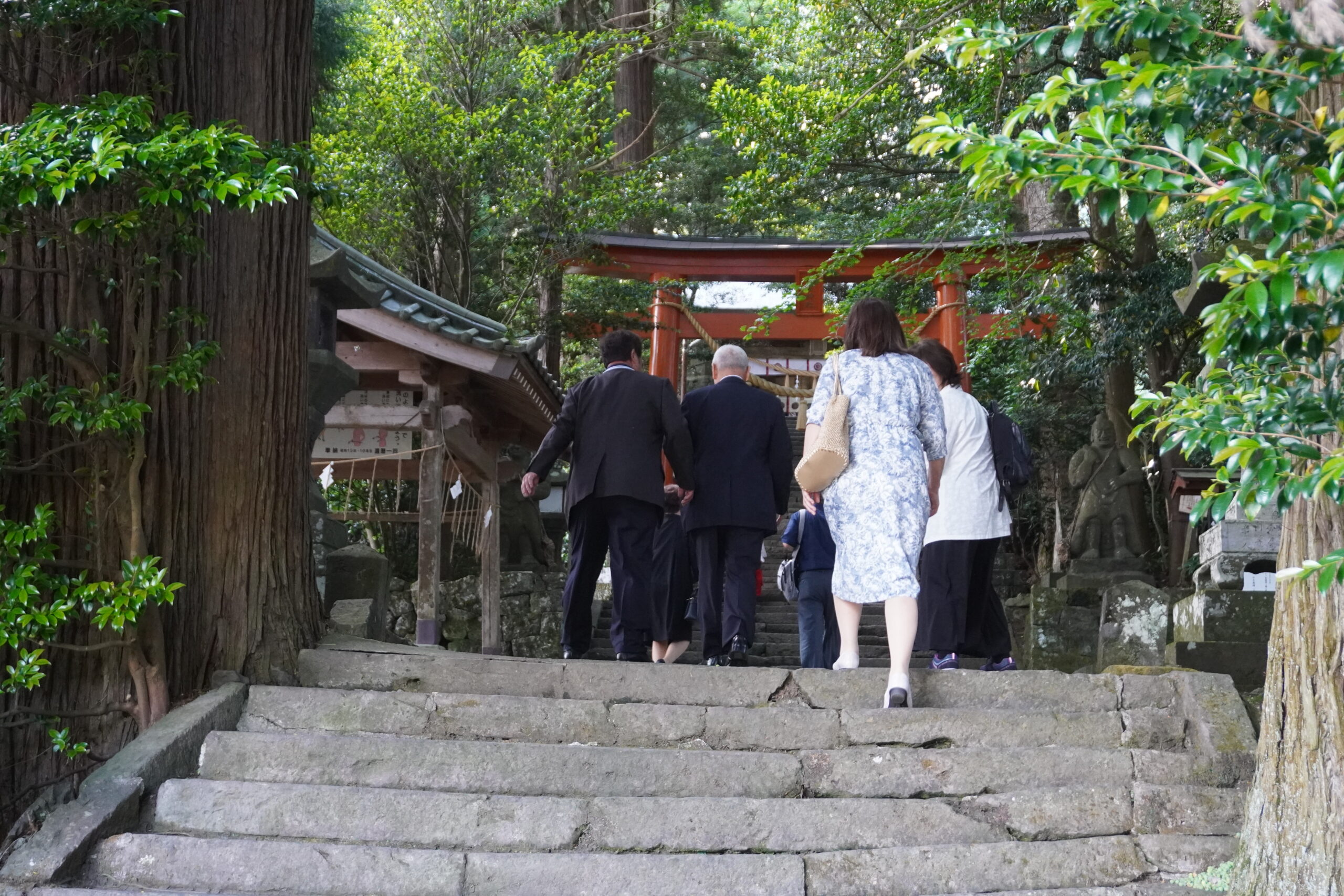 祇園神社参道参拝の様子の画像